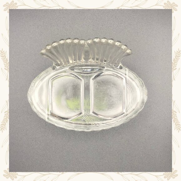 Vintage Scallop Glass 1960s Pressed Glass Mini Salt and Pepper Set with Tray - Picture 4 of 5